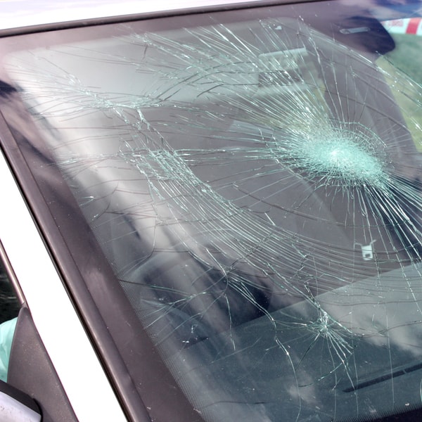 what auto glass replacement company to contact and how much does it cost to fix broken windshield 